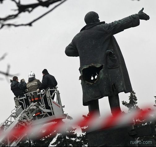 Взорвали памятник Ленину