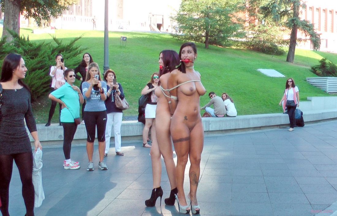 Студентка устроила эротическую фотосессию прямо на улице