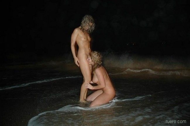 голые девчонки купаются ночью на пляже