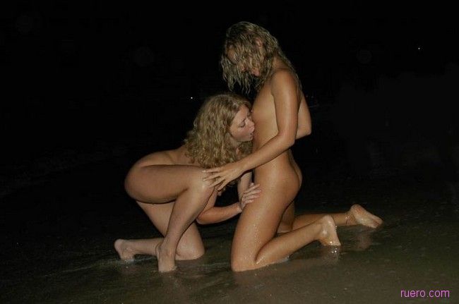 голые девчонки купаются ночью на пляже