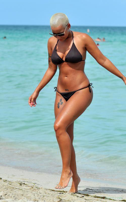 Amber Rose : на пляже в бикини