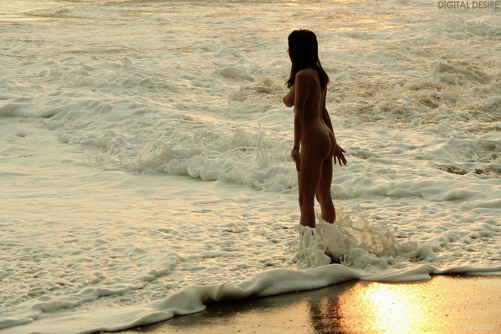 Sofia Webber: прогулка по вечернему пляжу