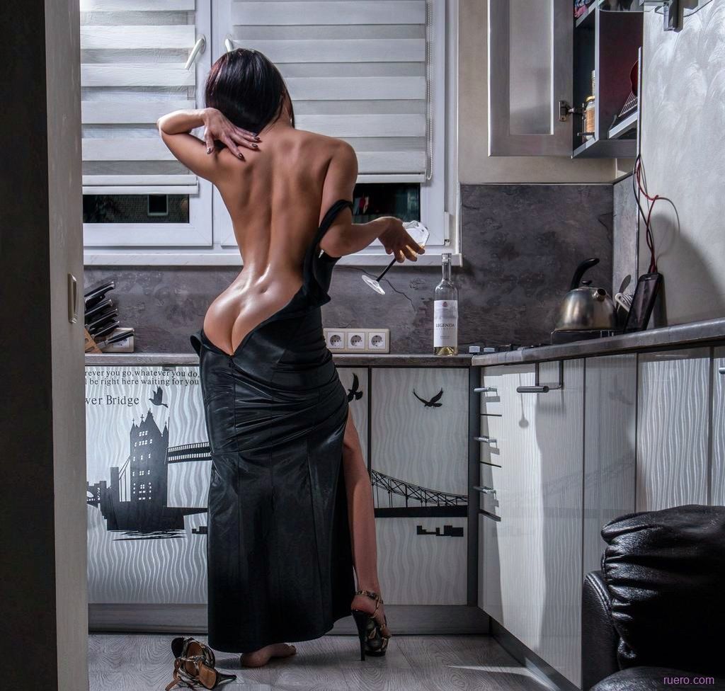Девушка курит на кухне голая