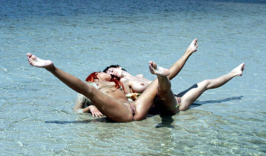 две молодые девушки ласкают друг друга на пляже