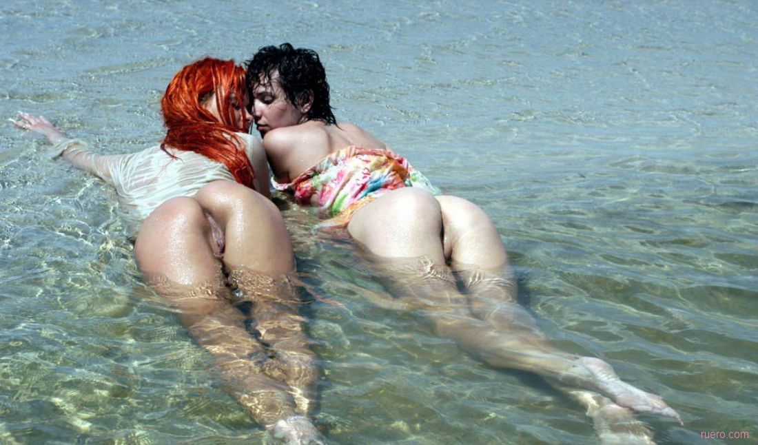 две молодые девушки ласкают друг друга на пляже