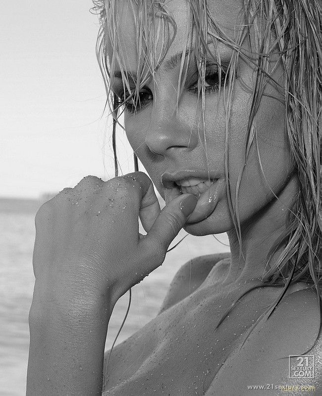 красивая голая блондинка на пляже