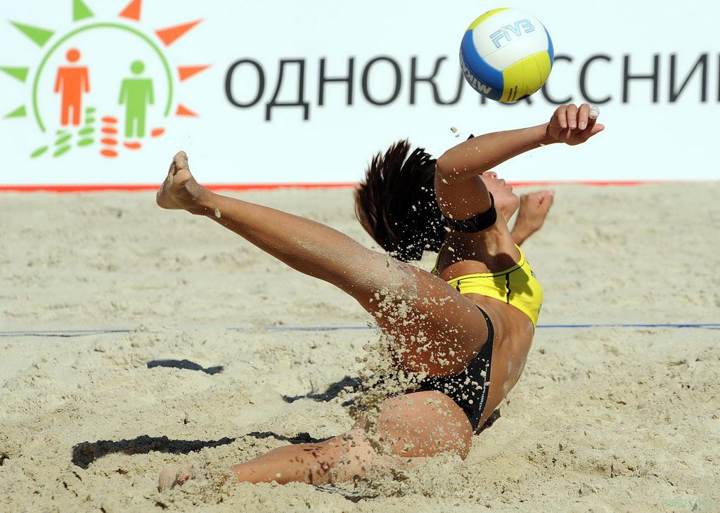 Пляжный воллейбол в Москве - взрыв спортивной сексуальности