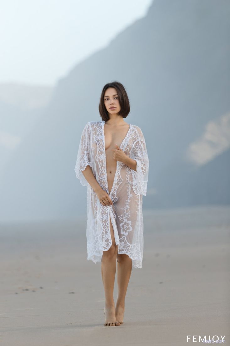 Olivia Linz : утро у моря