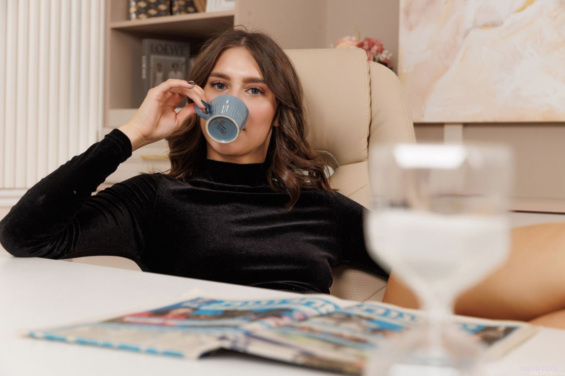 Jane White : скучный день в офисе