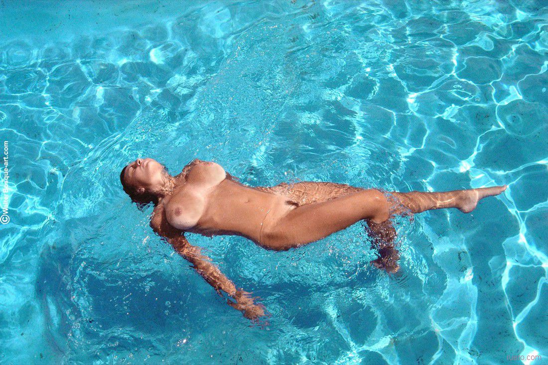 голые плавают в бассейне смотреть фото 102
