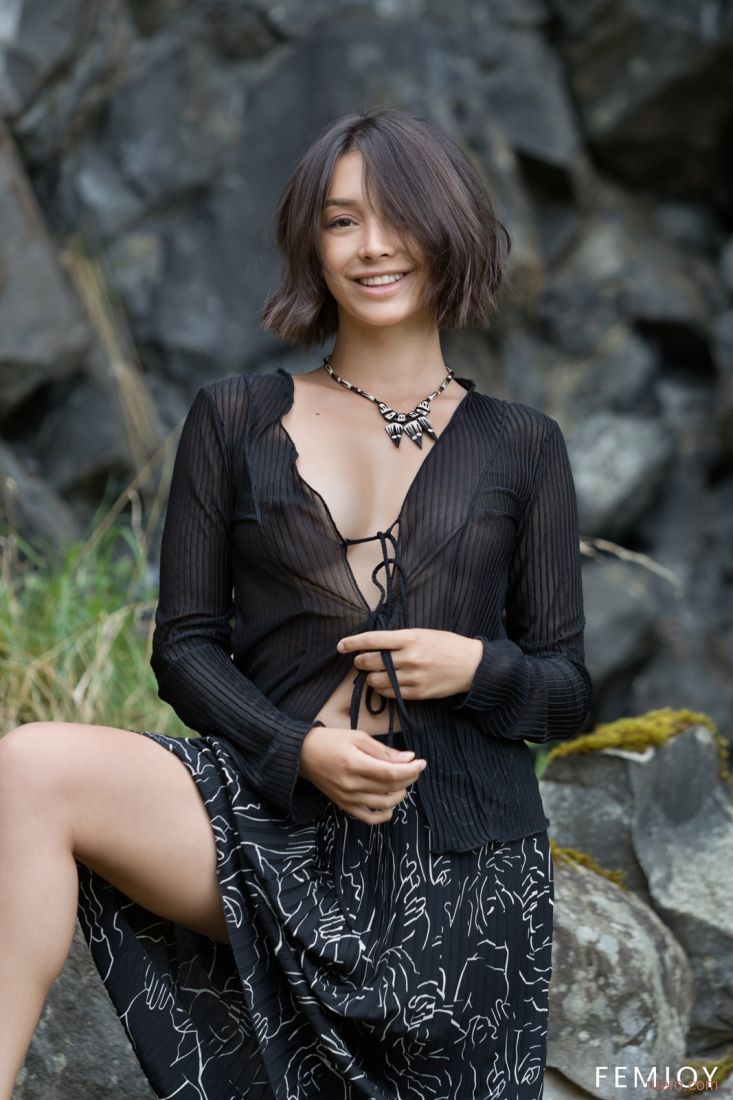 Olivia Linz : у подножья скалы