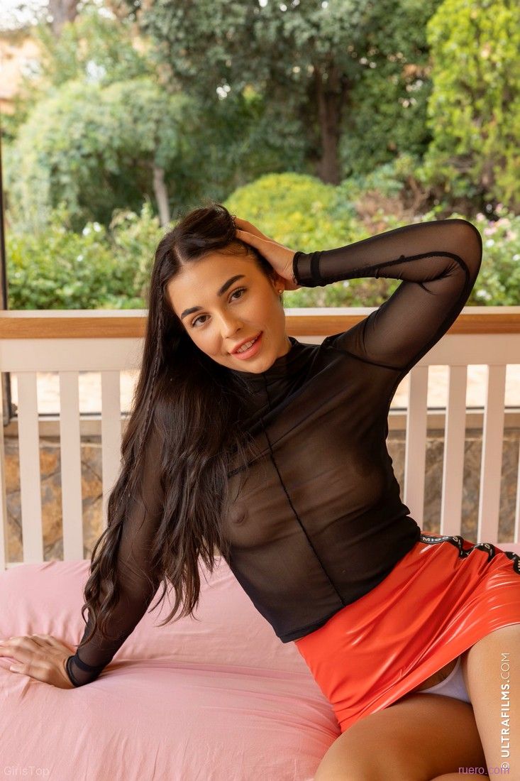 Milan Cheek : яркий наряд