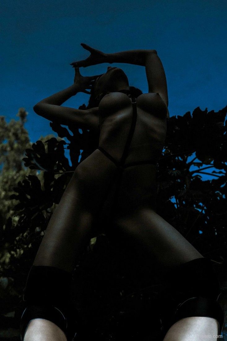 MaryAnna X : черно-белый зной