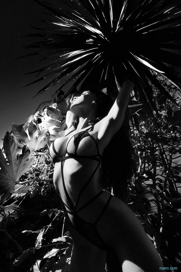 MaryAnna X : черно-белый зной