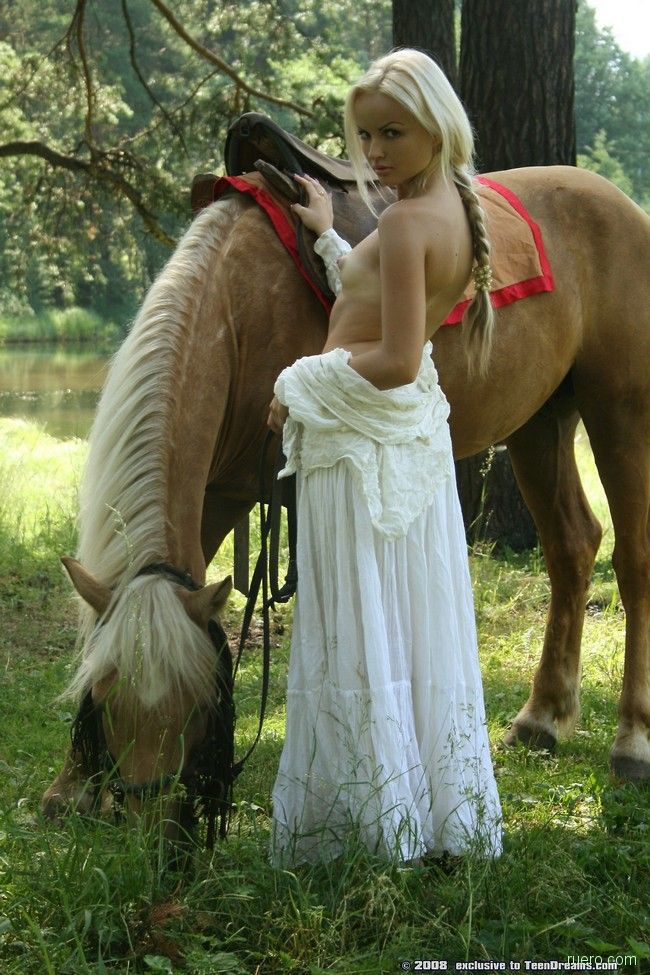 молодая блондинка с конем