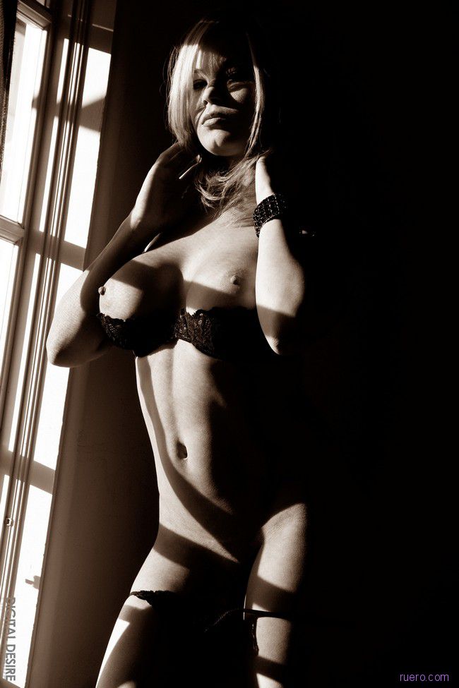 Brea Lynn : черно-белое комнатное